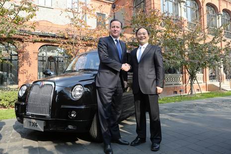 英国首相卡梅伦与NG28娱乐控股集团董事长李书福在伦敦经典黑色出租车前亲切握手。 